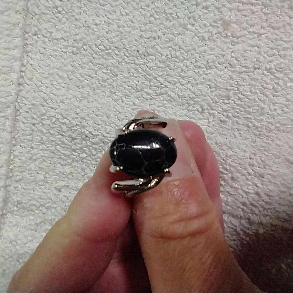 Silvertone black 🖤 stone 🪨 ring 💍8
